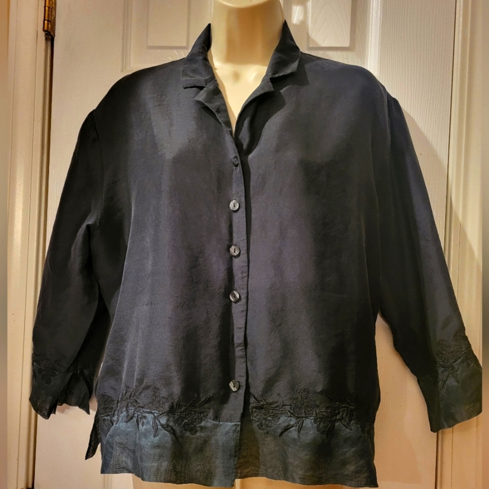 Vintage 𝅺Dressbarn Woman Black and dark green Silk lined Blouse, Size L